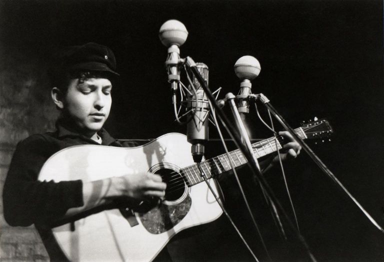 https://www.gettyimages.co.uk/detail/news-photo/bob-dylan-performs-at-the-bitter-end-folk-club-in-greenwich-news-photo/107363828
