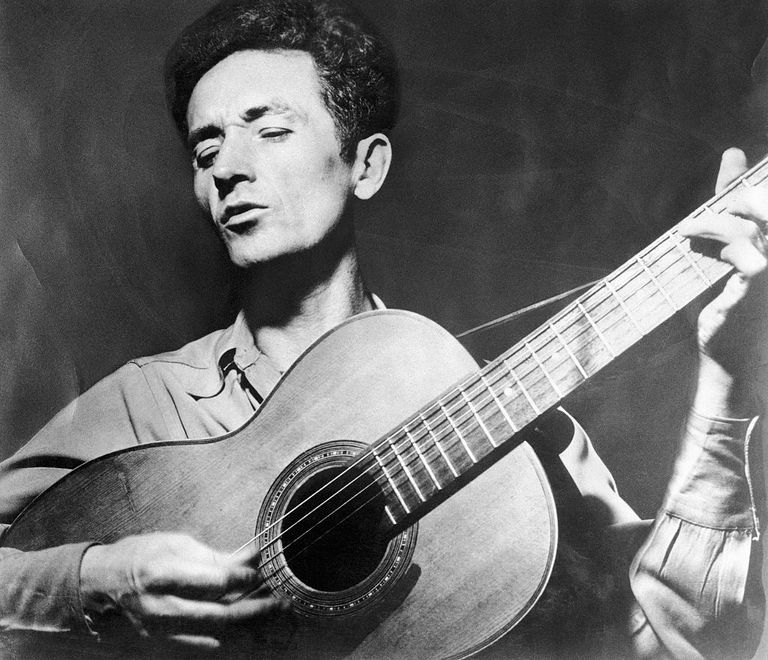 https://www.gettyimages.co.uk/detail/news-photo/woody-guthrie-playing-the-guitar-news-photo/517258752