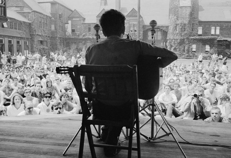 https://www.gettyimages.co.uk/detail/news-photo/view-from-behind-of-american-musician-bob-dylan-as-he-plays-news-photo/1056863218