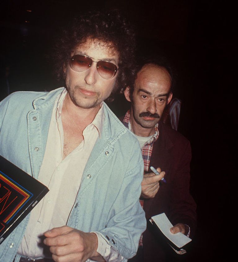 https://www.gettyimages.co.uk/detail/news-photo/bob-dylan-with-an-autograph-hound-behind-him-circa-1970-new-news-photo/529268589