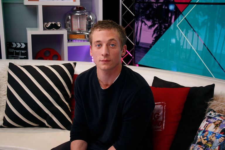 https://www.gettyimages.com/detail/news-photo/jeremy-allen-white-visits-the-young-hollywood-studio-on-news-photo/1041432954