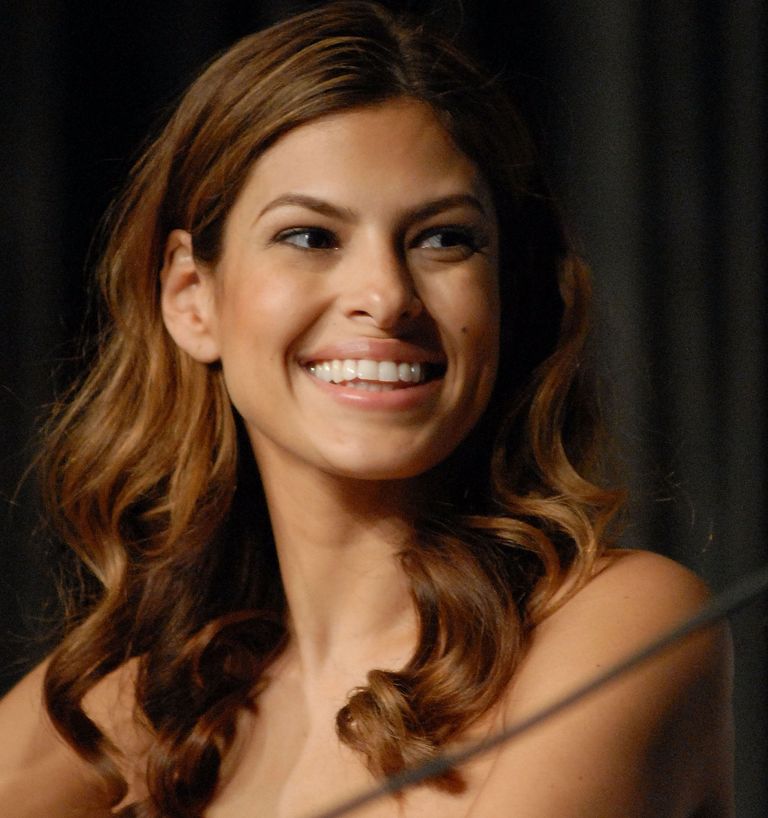 https://www.gettyimages.co.uk/detail/news-photo/eva-mendes-attends-the-2008-comic-con-on-day-2-to-discuss-news-photo/80812500