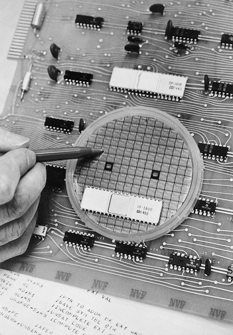 https://www.gettyimages.co.uk/detail/news-photo/pen-points-to-a-new-microprocessor-chip-developed-by-news-photo/515403842