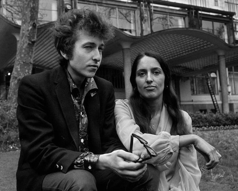 https://www.gettyimages.co.uk/detail/news-photo/american-singer-songwriter-bob-dylan-with-folk-singer-with-news-photo/1450343902
