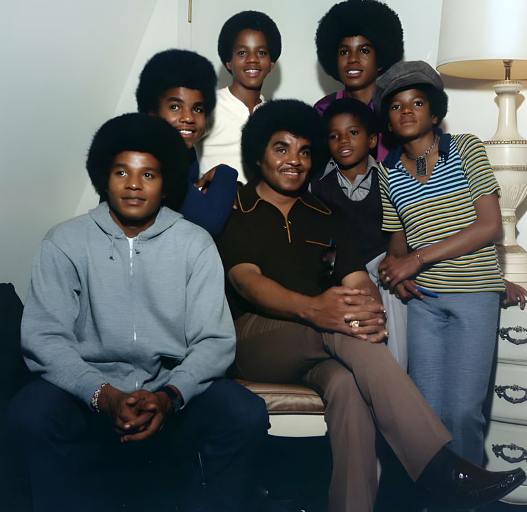 https://www.gettyimages.co.uk/detail/news-photo/quintet-jackson-5-pose-for-a-portrait-with-their-youngest-news-photo/74276354