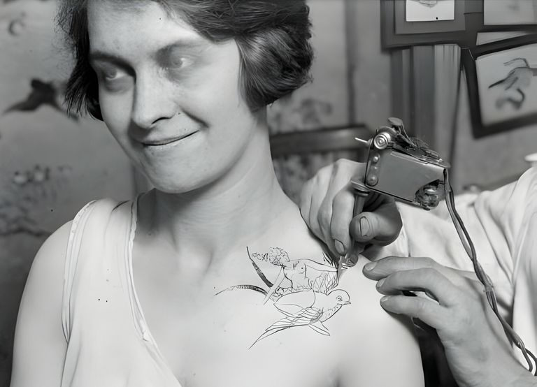 https://www.gettyimages.co.uk/detail/news-photo/woman-having-her-shoulder-tattooed-with-a-goddess-and-a-news-photo/3317384