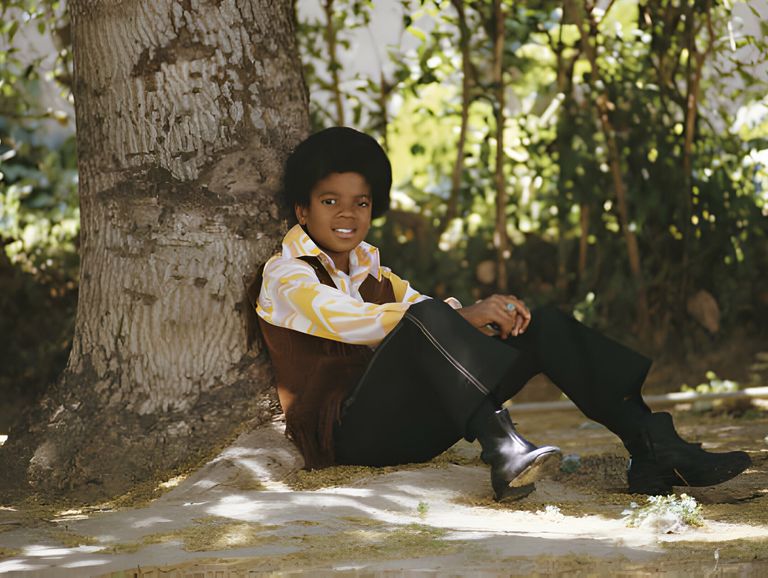 https://www.gettyimages.co.uk/detail/news-photo/american-singer-michael-jackson-relaxes-under-a-tree-april-news-photo/89831455