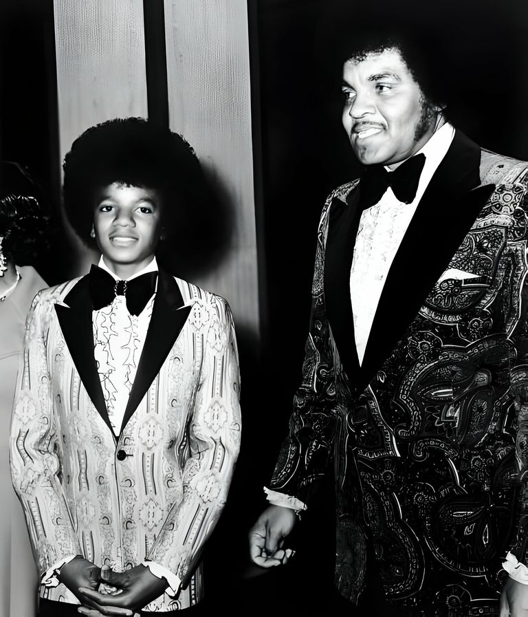 https://www.gettyimages.co.uk/detail/news-photo/american-singer-michael-jackson-and-his-father-joe-jackson-news-photo/1856777