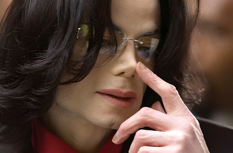 https://www.gettyimages.co.uk/detail/news-photo/singer-michael-jackson-gestures-as-he-arrives-at-the-santa-news-photo/52757293