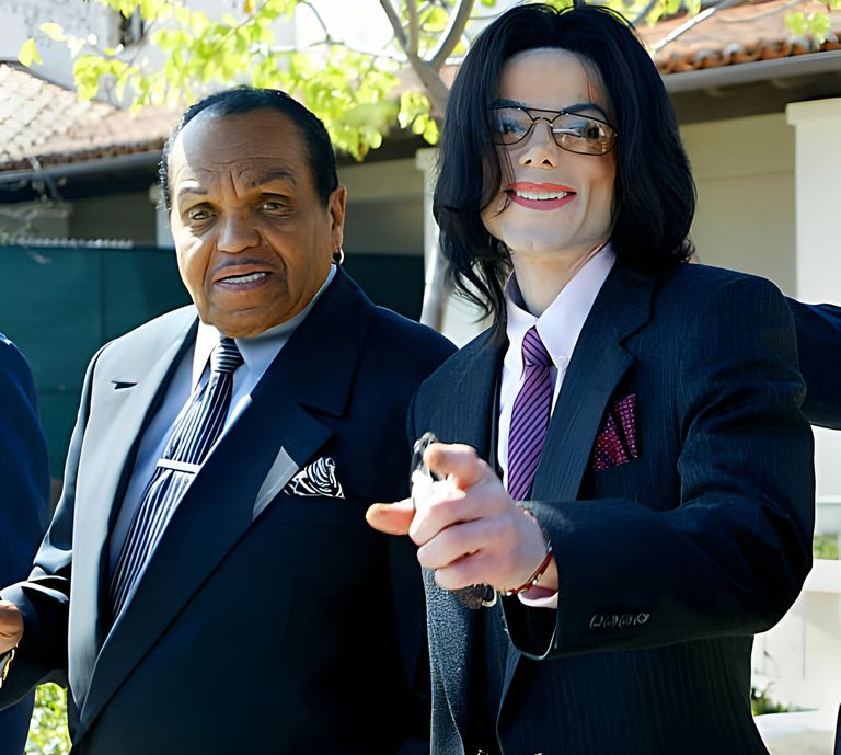 https://www.gettyimages.co.uk/detail/news-photo/singer-michael-jackson-gestures-as-he-and-his-father-joseph-news-photo/52322511