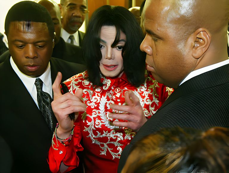 https://www.gettyimages.co.uk/detail/news-photo/singer-michael-jackson-talks-to-fans-as-he-leaves-capitol-news-photo/3181809