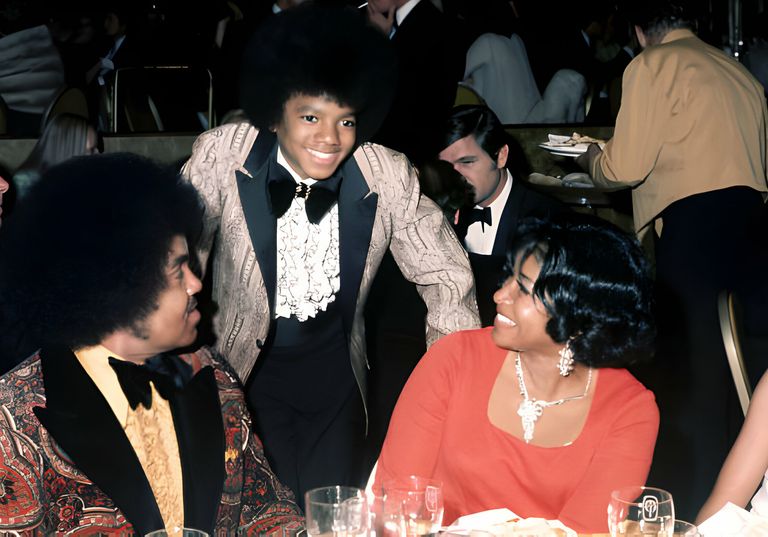 https://www.gettyimages.co.uk/detail/news-photo/american-singer-michael-jackson-with-his-parents-katherine-news-photo/89831453