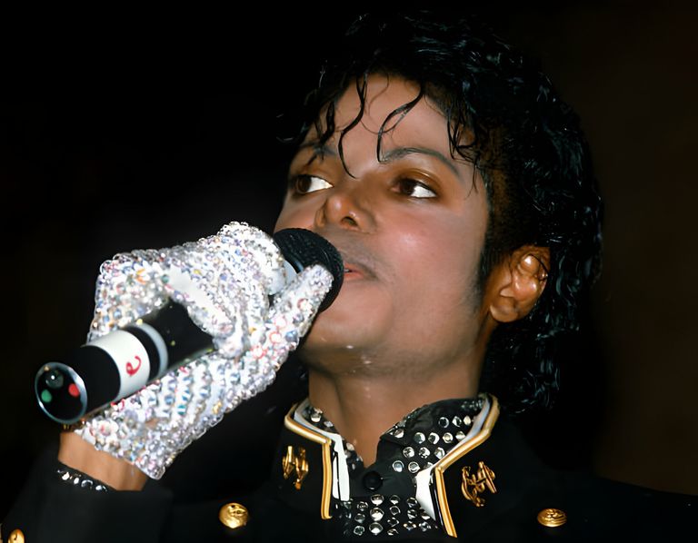 https://www.gettyimages.co.uk/detail/news-photo/michael-jackson-accepts-an-award-from-cbs-and-the-guinness-news-photo/167061283