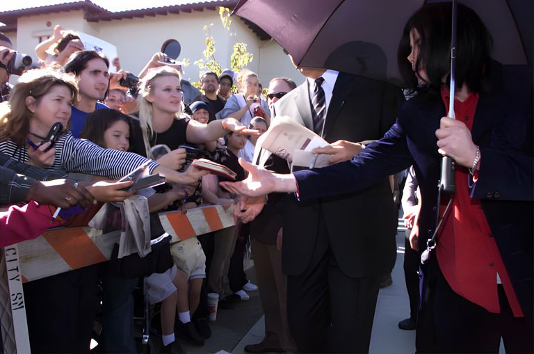 https://www.gettyimages.co.uk/detail/news-photo/musician-michael-jackson-signs-autographs-for-fans-as-he-news-photo/1643601