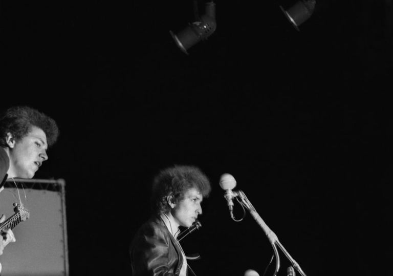 https://www.gettyimages.co.uk/detail/news-photo/bob-dylan-plays-a-fender-stratocaster-electric-guitar-for-news-photo/455664520