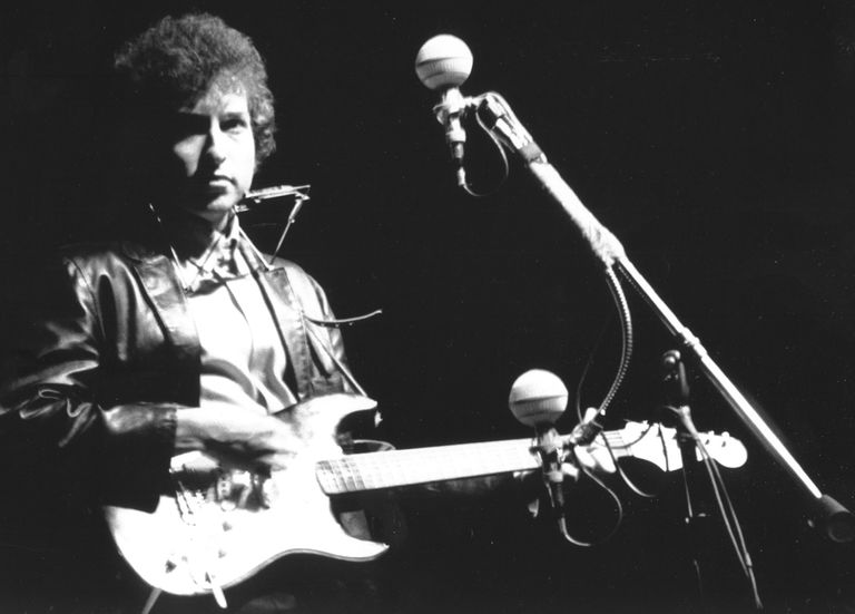 https://www.gettyimages.co.uk/detail/news-photo/bob-dylan-plays-a-fender-stratocaster-electric-guitar-for-news-photo/74946443