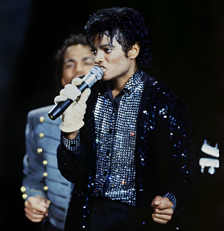 https://www.gettyimages.co.uk/detail/news-photo/american-singer-michael-jackson-in-concert-with-the-news-photo/89831396