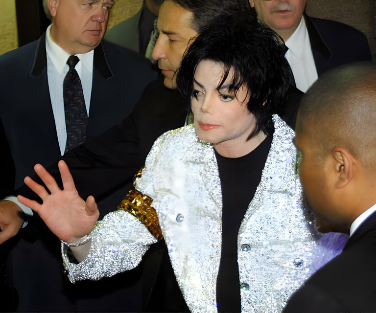 https://www.gettyimages.co.uk/detail/news-photo/singer-michael-jackson-arrives-at-michael-jacksons-30th-news-photo/1160332