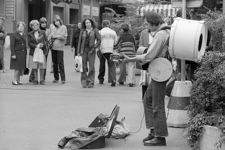 https://www.gettyimages.com/detail/news-photo/busker-in-zurich-1977-news-photo/1173977828