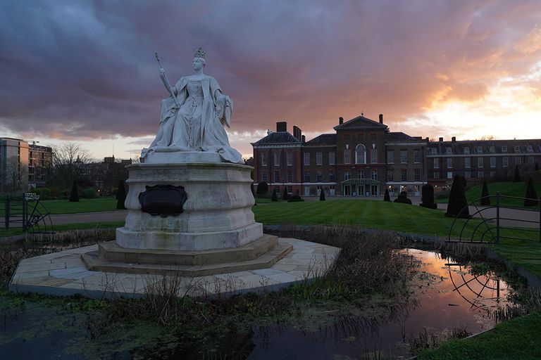 https://www.gettyimages.com/detail/news-photo/the-sun-sets-behind-kensington-palace-in-london-after-the-news-photo/2097702470