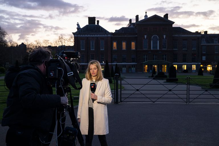 https://www.gettyimages.com/detail/news-photo/members-of-the-media-gather-outside-kensington-palace-on-news-photo/2104894748