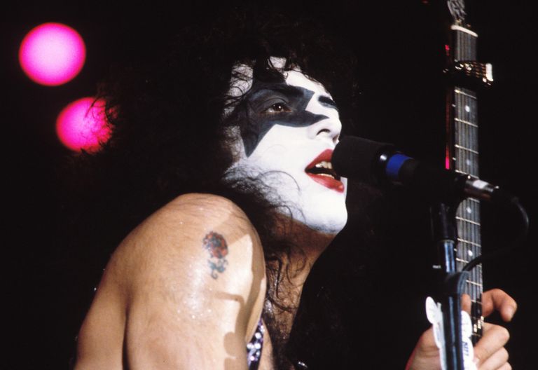 https://www.gettyimages.co.uk/detail/news-photo/paul-stanley-of-kiss-in-san-francisco-1979-in-san-francisco-news-photo/75508919