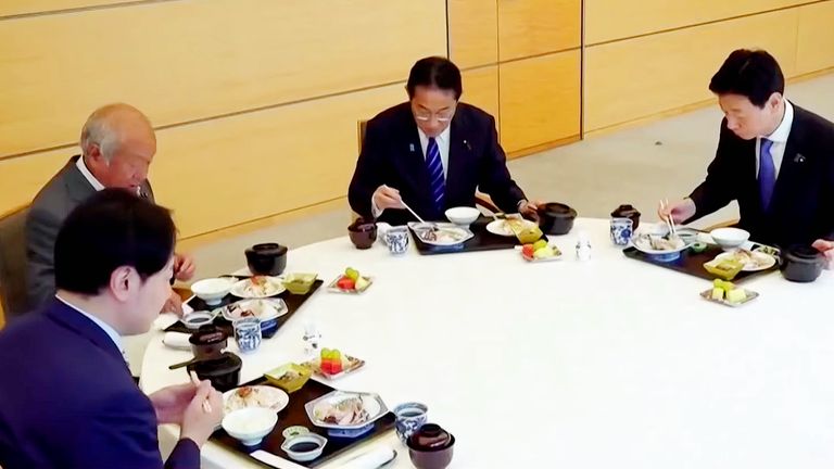 PM Kishida enjoys sashimi lunch