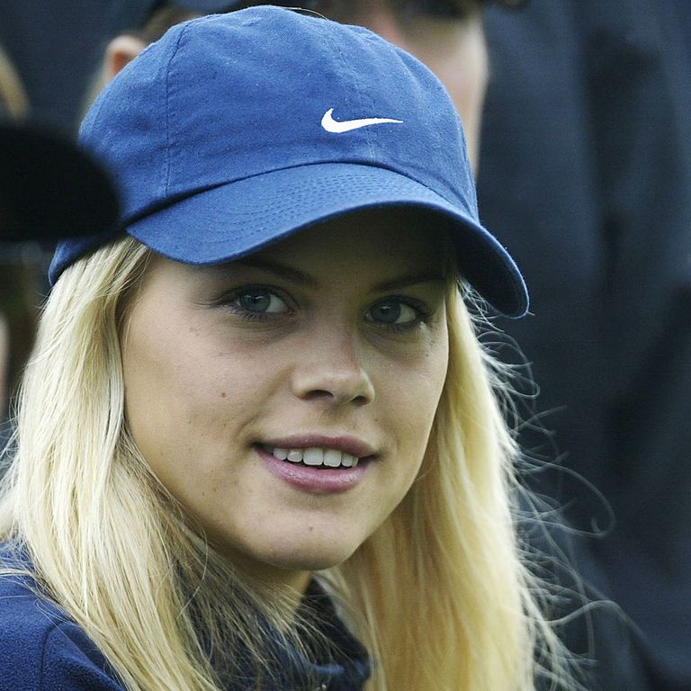 https://www.gettyimages.com/detail/news-photo/tiger-woods-of-the-usa-is-watched-by-his-girlfriend-elin-news-photo/1134616