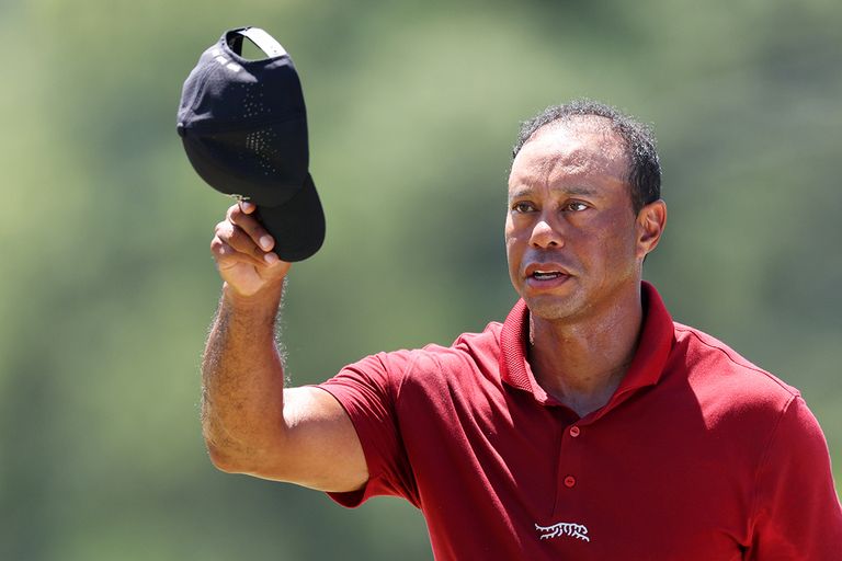 https://www.gettyimages.com/detail/news-photo/tiger-woods-of-the-united-states-waves-his-hat-to-the-crowd-news-photo/2148616579