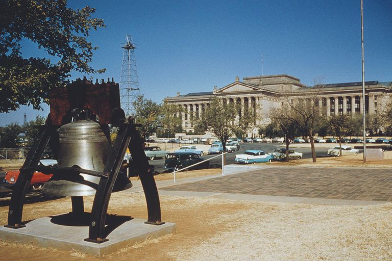https://www.gettyimages.com/detail/news-photo/the-liberty-bell-replica-in-oklahoma-city-usa-circa-1960-news-photo/500317981