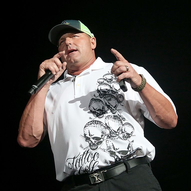 https://www.gettyimages.com/detail/news-photo/former-baseball-player-roger-clemens-introduces-toby-keith-news-photo/615122050