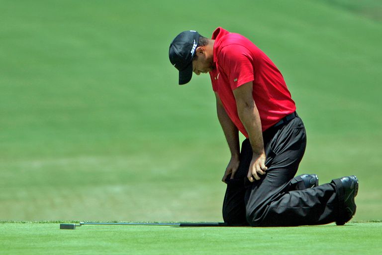 https://www.gettyimages.com/detail/news-photo/tiger-woods-leans-over-his-knees-after-missing-a-birdie-news-photo/566067185