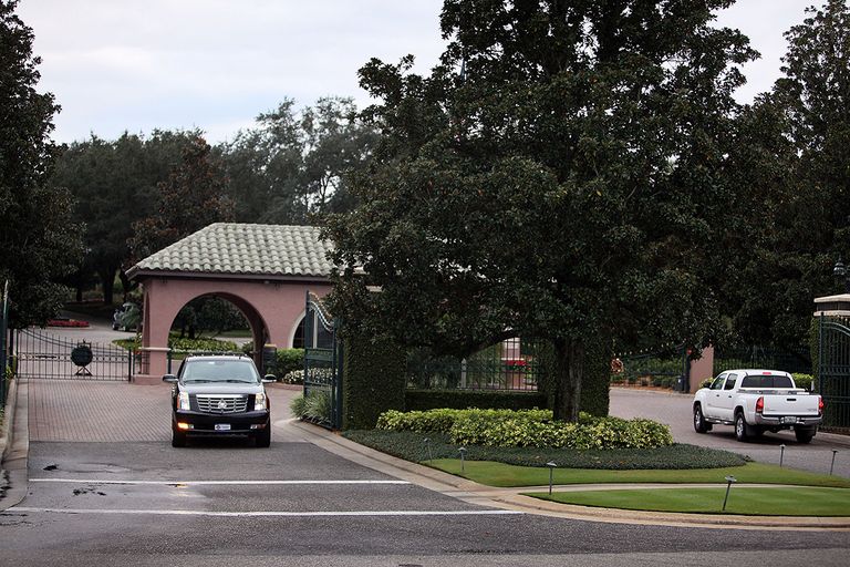 https://www.gettyimages.com/detail/news-photo/an-entrance-gate-to-the-isleworth-community-where-tiger-news-photo/93713892