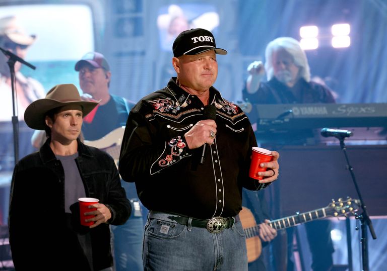 https://www.gettyimages.com/detail/news-photo/lukas-nelson-and-roger-clemens-toast-toby-keith-onstage-news-photo/2147325184