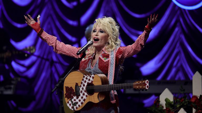 https://www.gettyimages.com/detail/news-photo/dolly-parton-performs-on-stage-at-acl-live-during-news-photo/1386372459