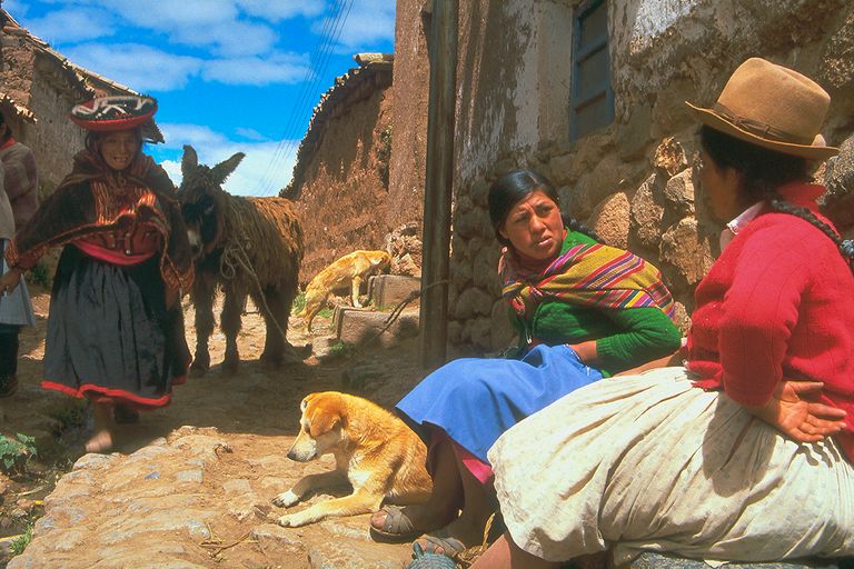 https://www.gettyimages.com/detail/photo/street-scene-on-a-sunday-morning-in-chinerchero-royalty-free-image/10034625?phrase=peru+village+1950s