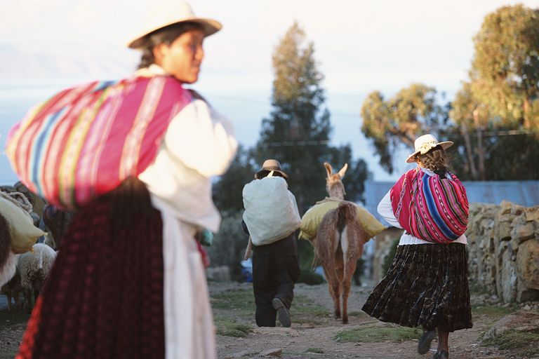 https://www.gettyimages.com/detail/photo/peru-lake-titicaca-isla-del-sol-men-and-women-royalty-free-image/200251035-001?phrase=peru+village+1950s