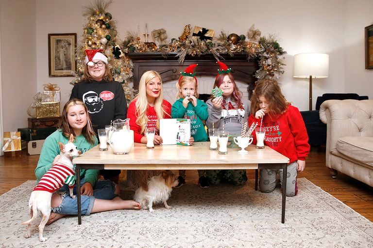 https://www.gettyimages.com/detail/news-photo/happy-holidays-from-gotmilk-tori-spelling-and-family-join-news-photo/1291775741