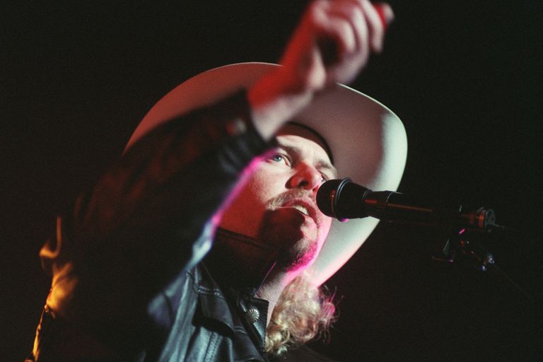 https://www.gettyimages.com/detail/news-photo/singers-toby-rdl-country-singer-toby-keith-performs-at-the-news-photo/569144825