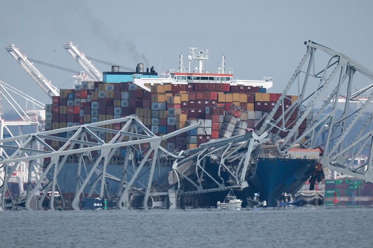 https://www.gettyimages.com/detail/news-photo/small-boats-surround-a-cargo-ship-after-the-ship-ran-into-news-photo/2114832471