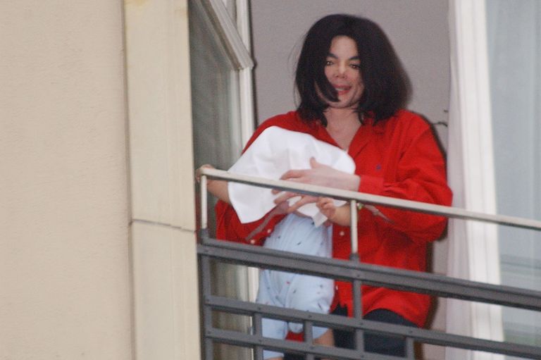 https://www.gettyimages.co.uk/detail/news-photo/singer-michael-jackson-holds-his-eight-month-old-son-prince-news-photo/1651910