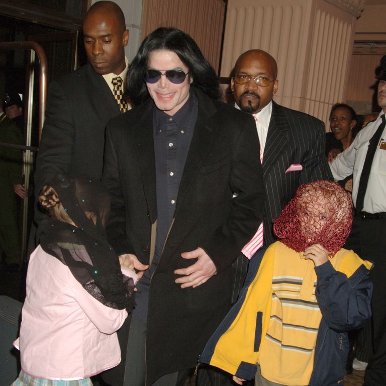 https://www.gettyimages.co.uk/detail/news-photo/singer-michael-jackson-walks-with-his-children-prince-and-news-photo/55910212