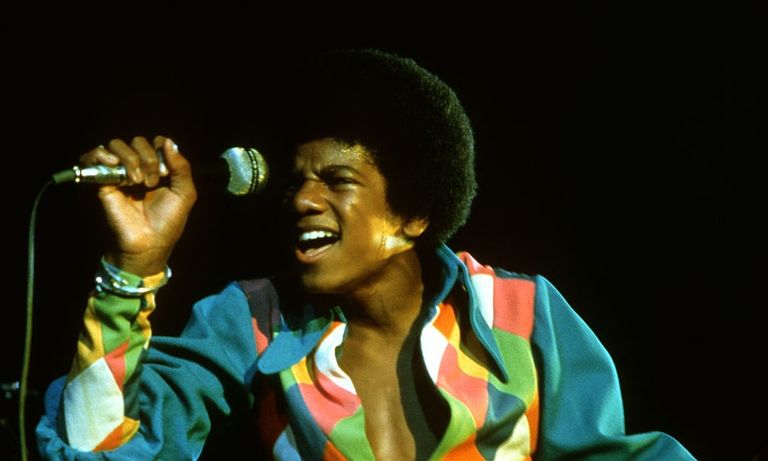 https://www.gettyimages.co.uk/detail/news-photo/michael-jackson-and-the-jackson-5-performing-in-concert-on-news-photo/74277177