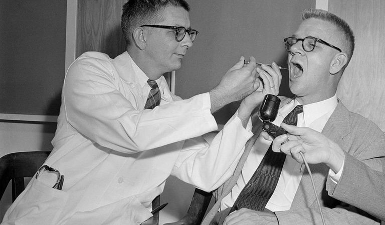 https://www.gettyimages.co.uk/detail/news-photo/dr-harry-l-williams-administers-lsd-25-to-dr-carl-pfeiffer-news-photo/514974214