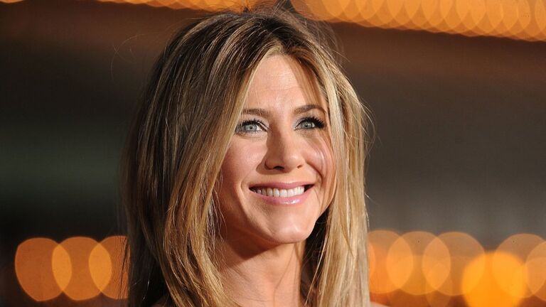 https://www.gettyimages.co.uk/detail/news-photo/actress-jennifer-aniston-arrives-at-the-premiere-of-news-photo/139121098