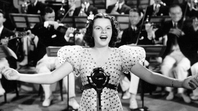 https://www.gettyimages.com/detail/news-photo/judy-garland-in-a-scene-from-the-1936-twentieth-century-fox-news-photo/517352072?adppopup=true