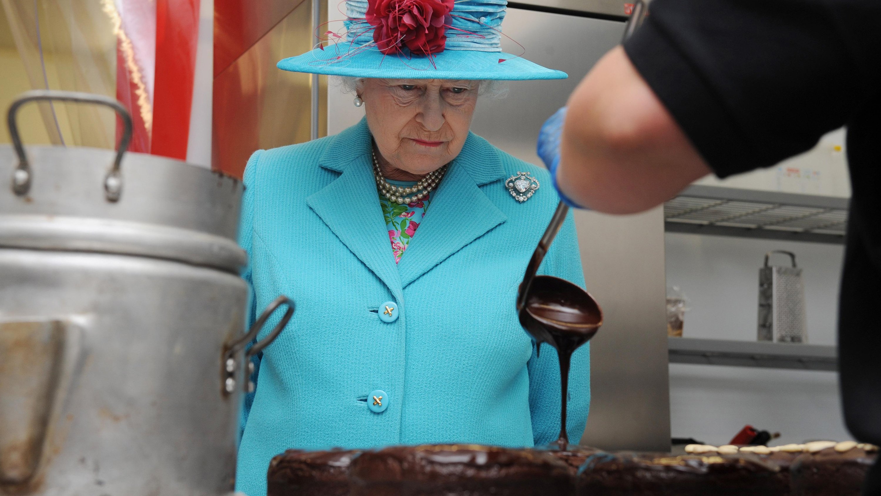https://www.gettyimages.co.uk/detail/news-photo/queen-elizabeth-ii-watches-as-a-cook-from-the-pie-mill-news-photo/81469637